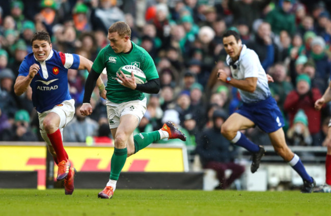Keith Earls runs in a try
