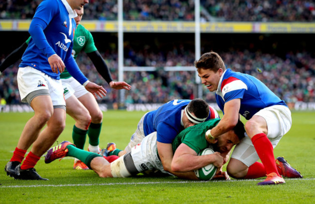 Jack Conan scores scores a try despite Guilhem Guirado and Antoine Dupont