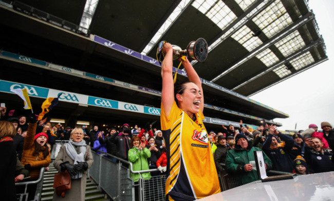 Paula Gribben lifts the trophy