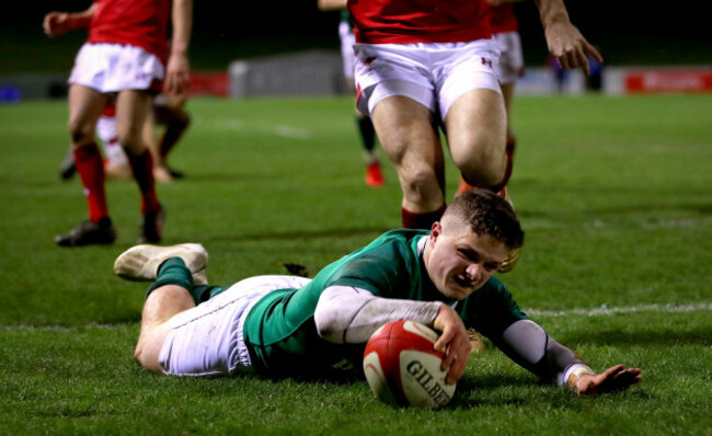 Angus Kernohan scores a try later to be disallowed for a forward pass
