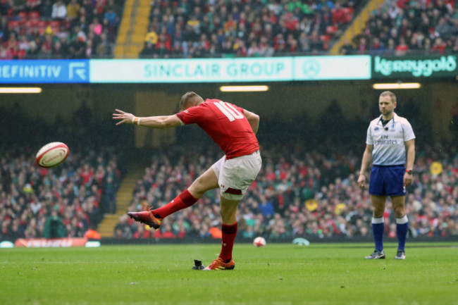 Gareth Anscombe kicks a conversion