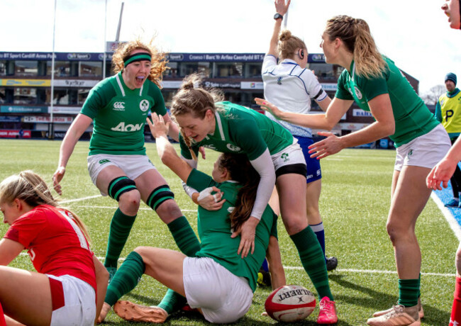 Ireland players congratulate try scorer Beibhinn Parsons