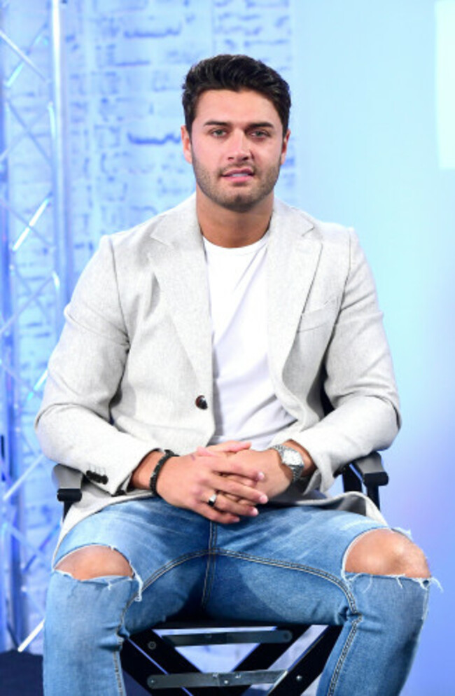 BUILD - Celebs Go Dating
