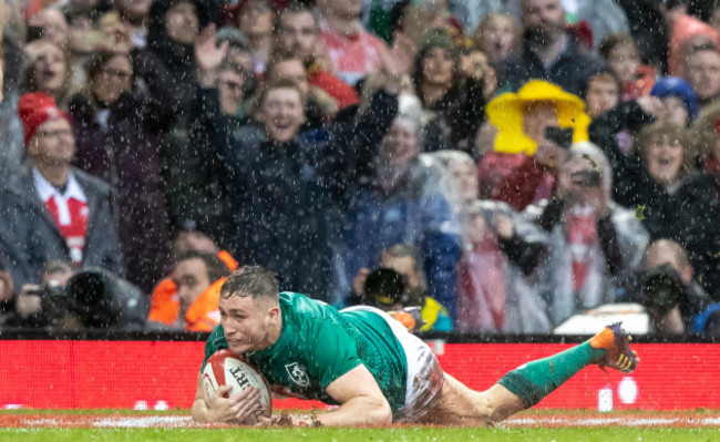 Jordan Larmour scores a late try