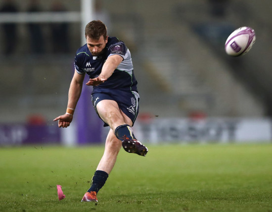 Jack Carty kicks a penalty