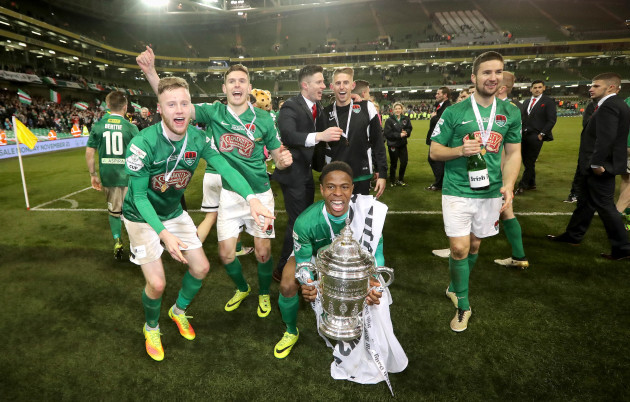 Chiedozie Ogbene celebrates with The FAI Cup