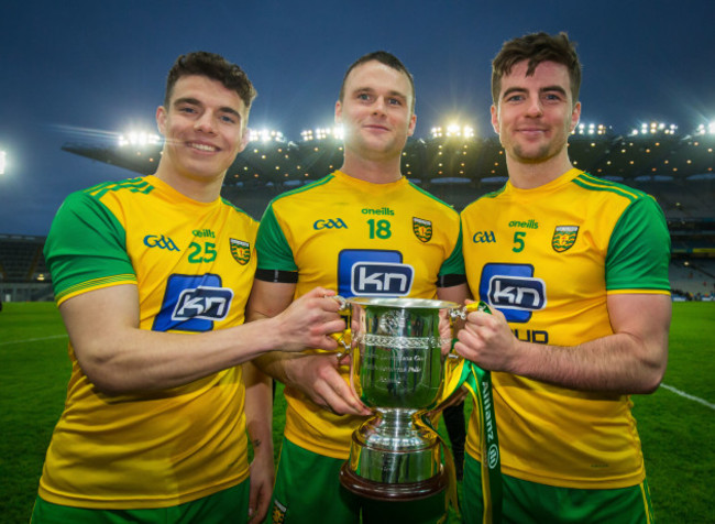 Odhran McFadden Ferry, Neil McGee and Daire O'Baoill with the trophy after the game