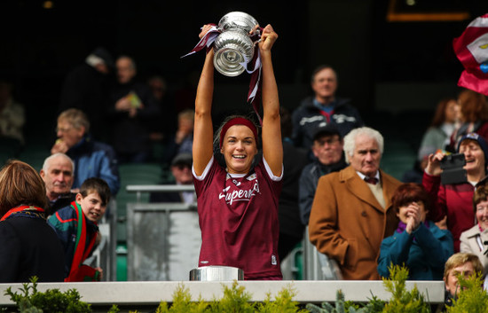 Sarah Dervan lifts the trophy