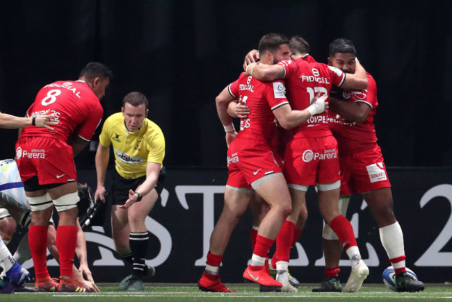 Maxime M&eacute;dard celebrates scoring a try with Lucas Tauzin, Romain Ntamack and Peato Mauvaka