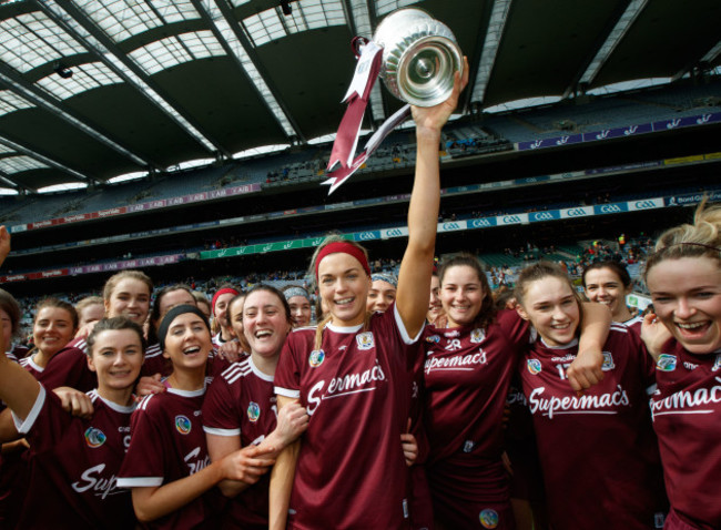 Sarah Dervan celebrates with the trophy