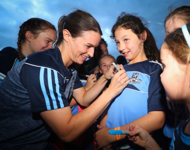 Sinead Aherne signs a jersey