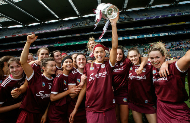 Sarah Dervan celebrates with the trophy