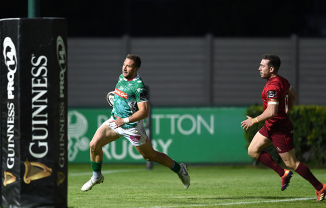 Tommaso Benvenuti scores a try