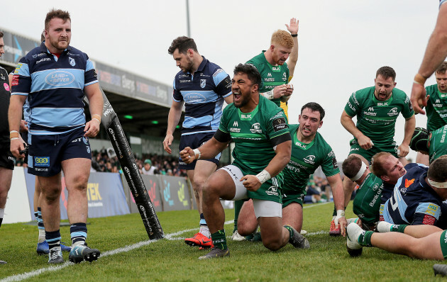 Bundee Aki celebrates after Gavin Thornbury scored his sides second try