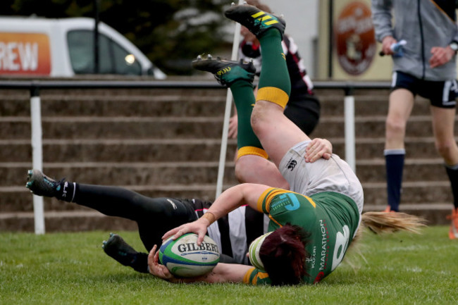 Lindsay Peat scores a try