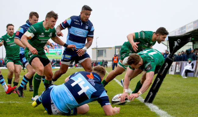 Matt Healy scores a try