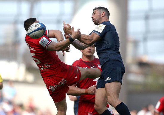 Thomas Ramos and Rob Kearney compete for a high ball