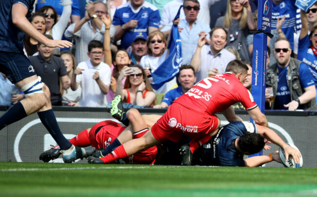 James Lowe scores a try despite Rynhardt Elstadt and Thomas Ramos