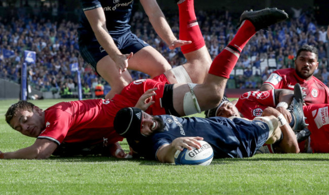 Scott Fardy scores a try