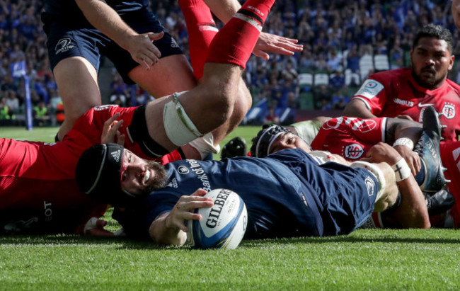 Scott Fardy scores a try