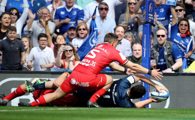 James Lowe scores a try despite Rynhardt Elstadt and Thomas Ramos