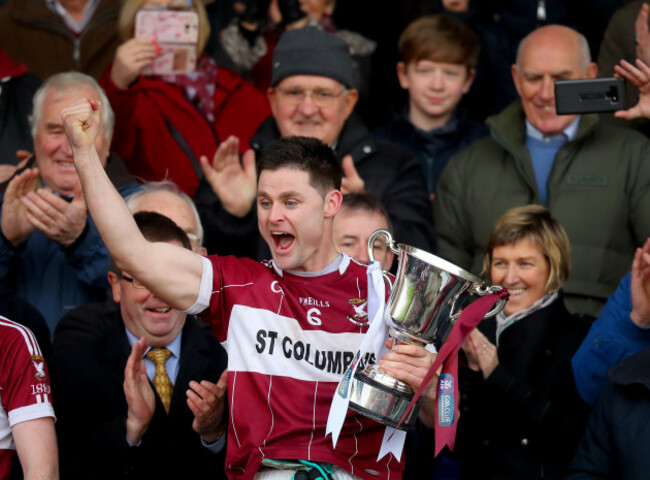 Shane Mulligan lifts the trophy