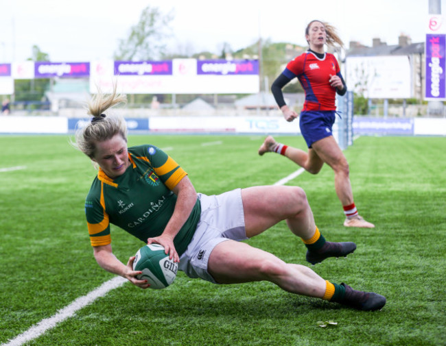 Stephanie Carroll scores a try