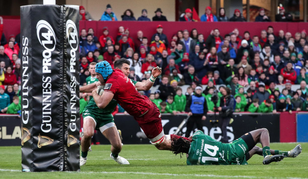 Tadhg Beirne scores a try