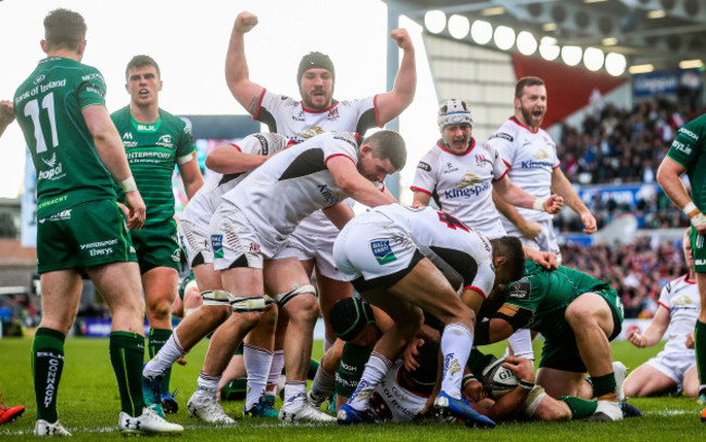 Marcell Coetzee scores a try as teammates celebrates