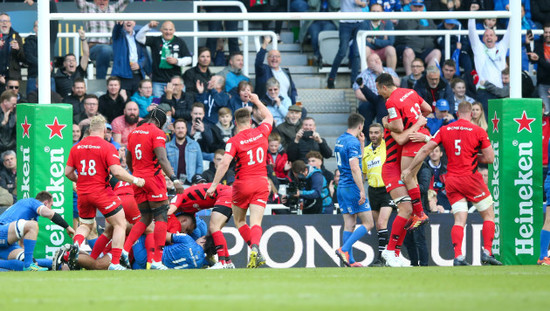 Owen Farrell celebrates as Billy Vunipola scores a try