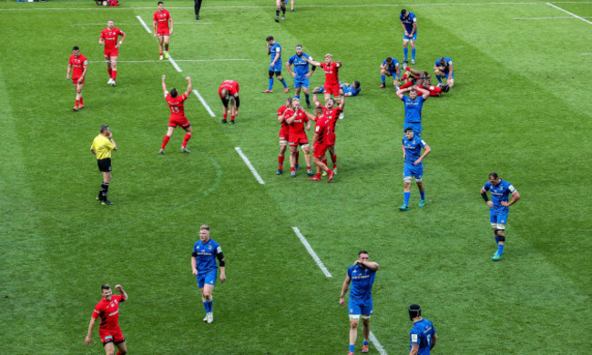 Saracens' players celebrate at the final whistle