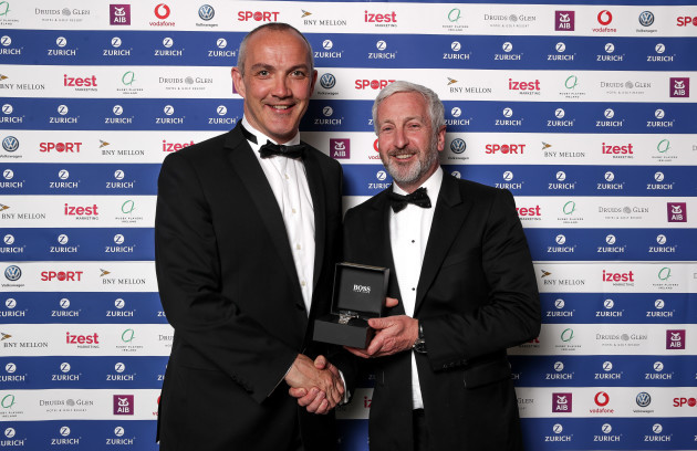 Joe Duffy presents Conor O'Shea with his award