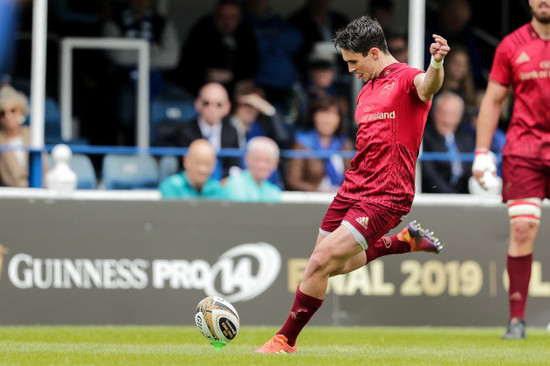 Joey Carbery kicks a penalty