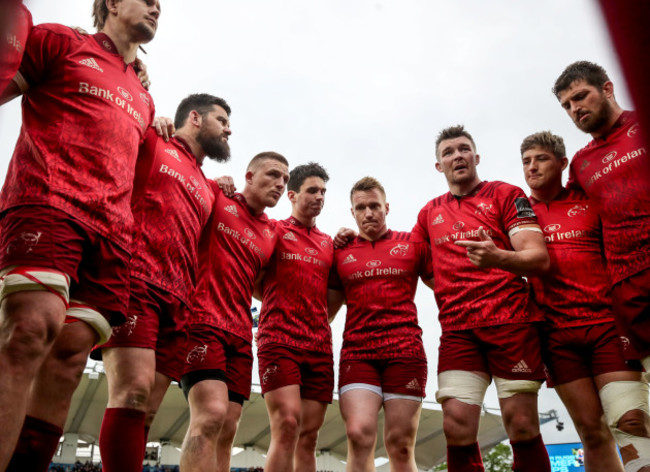 Peter O'Mahony speaks to his teammates in the huddle after the game