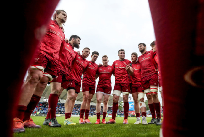 Peter O'Mahony speaks to his teammates in the huddle after the game