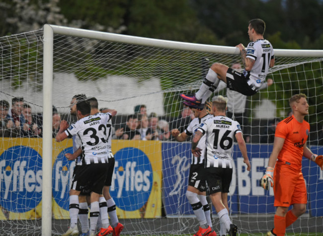 Dundalk players celebrate Patrick Hoban&Otilde;s winning penalty in extra time