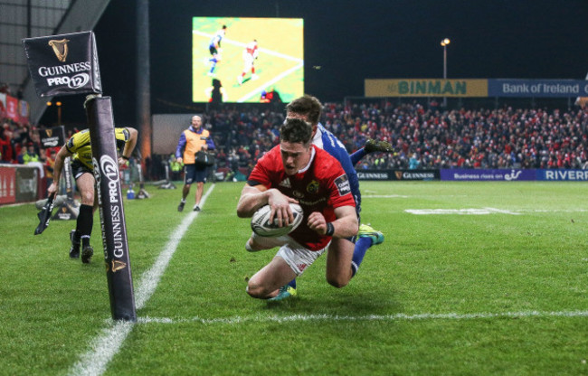 Ronan O’Mahony scores a try