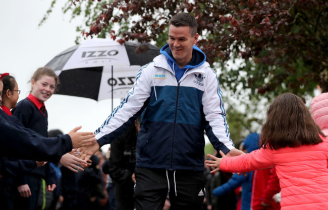 Johnny Sexton being greeted by students from Caherline National School