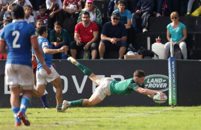 Rob Russell scores a try