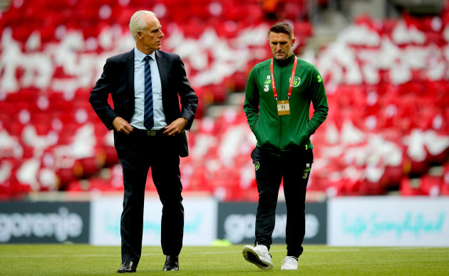 Mick McCarthy and Robbie Keane before the game