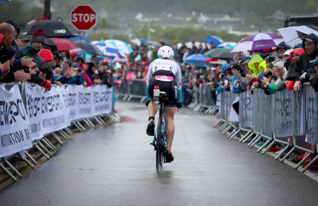 Amanda Wendorff leaves the start line