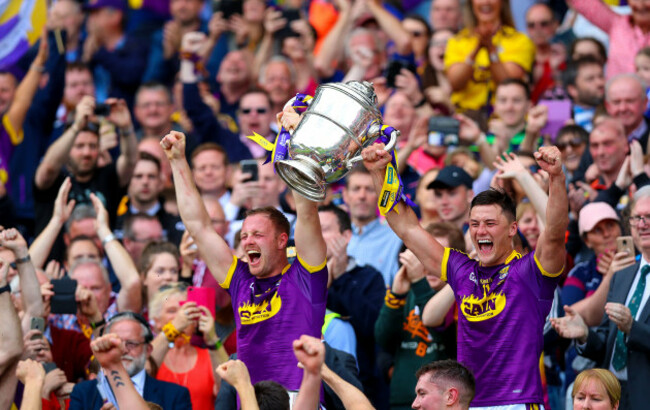 Matthew O&rsquo;Hanlon and Lee Chin lift the trophy