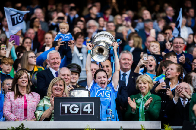 Sinead Aherne lifts the trophy