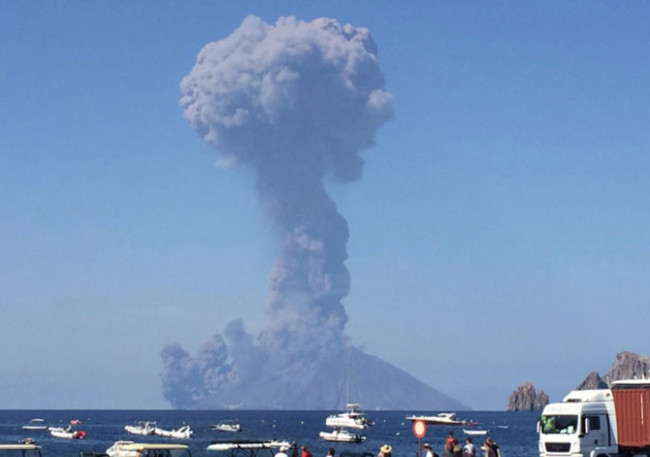 Italy,: Stromoli volcano explosions, : tourists fleeing into the sea