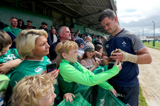 Johnny Sexton takes a selfie with fans after training