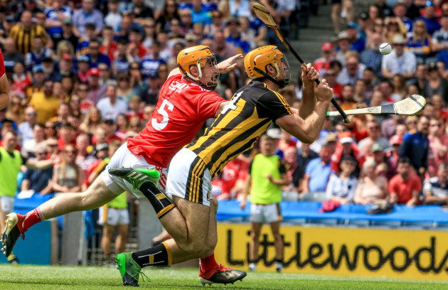 Colin Fennelly scores a goal under pressure from Niall O’Leary