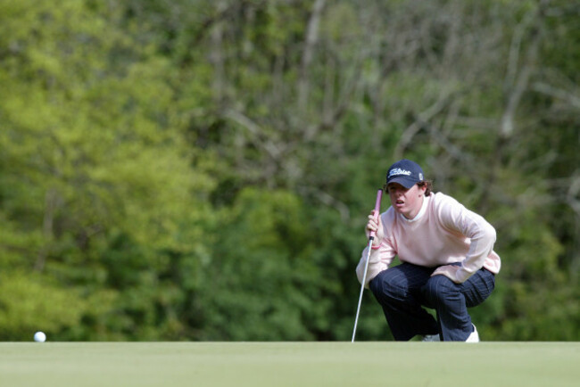 Rory McIlroy lines up a putt