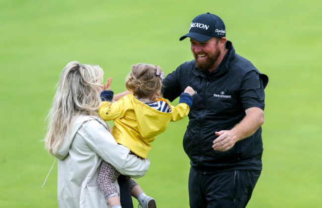 Shane Lowry celebrates with his daughter Iris and wife Wendy