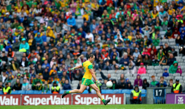 Michael Murphy kicks a late free to equalise the game