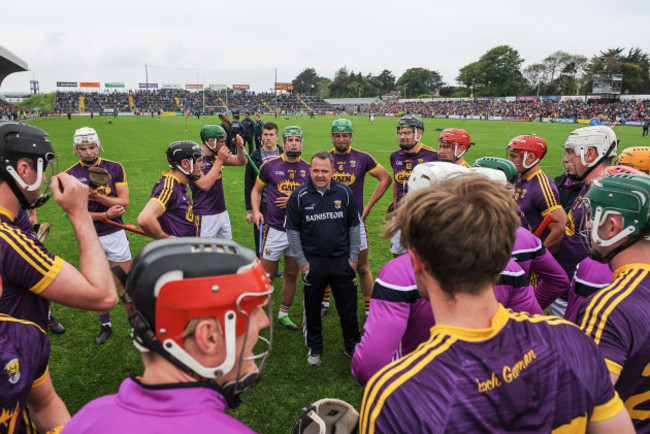 Davy Fitzgerald speaks to his players
